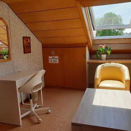 Sonnige Ruhige Dachzimmer Inkl Wifi Plus Kaffee Mit Wg Dusche Und Neuer Kueche เลอร์ราค ภายนอก รูปภาพ