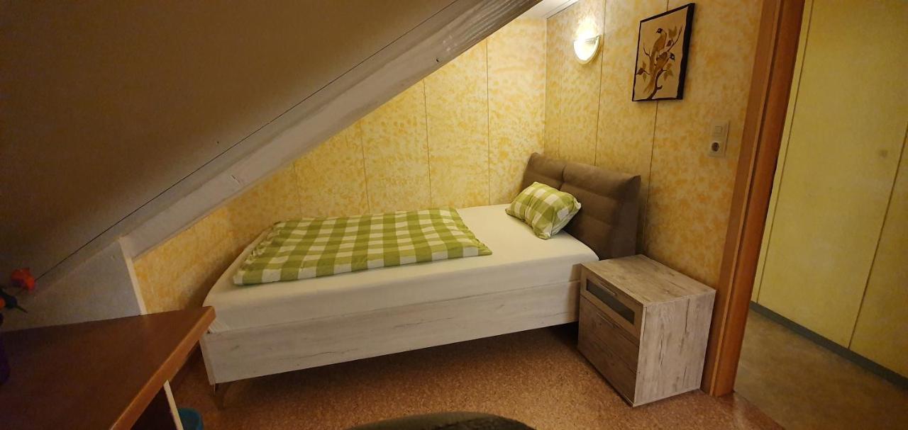 Sonnige Ruhige Dachzimmer Inkl Wifi Plus Kaffee Mit Wg Dusche Und Neuer Kueche เลอร์ราค ภายนอก รูปภาพ