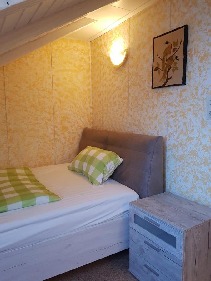 Sonnige Ruhige Dachzimmer Inkl Wifi Plus Kaffee Mit Wg Dusche Und Neuer Kueche เลอร์ราค ภายนอก รูปภาพ