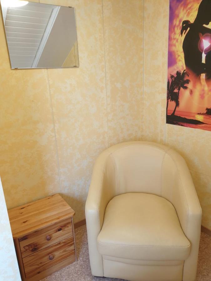 Sonnige Ruhige Dachzimmer Inkl Wifi Plus Kaffee Mit Wg Dusche Und Neuer Kueche เลอร์ราค ภายนอก รูปภาพ
